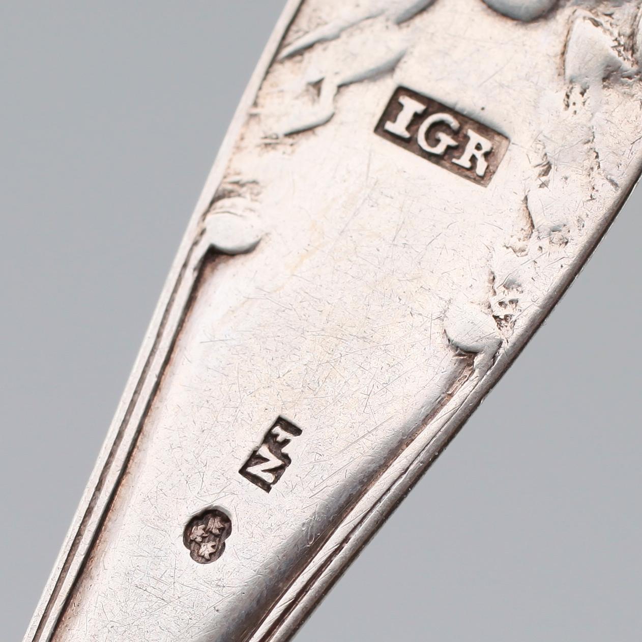 TESKEDAR, 12 st olika, svenska stämplar, 1700-/1800-tal. Vikt ca 232 gram.