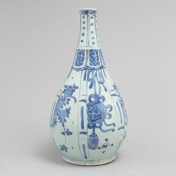 A blue and white bottle flask, Ming dynasty, Wanli (1573-1619).
