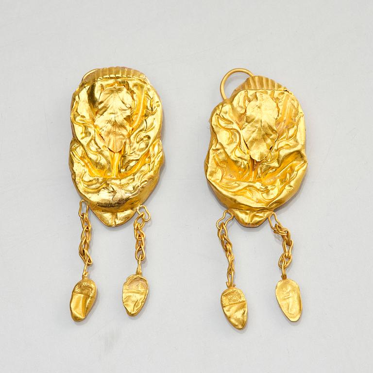 A pair of gold earrings. Song dynasty (960-1279).