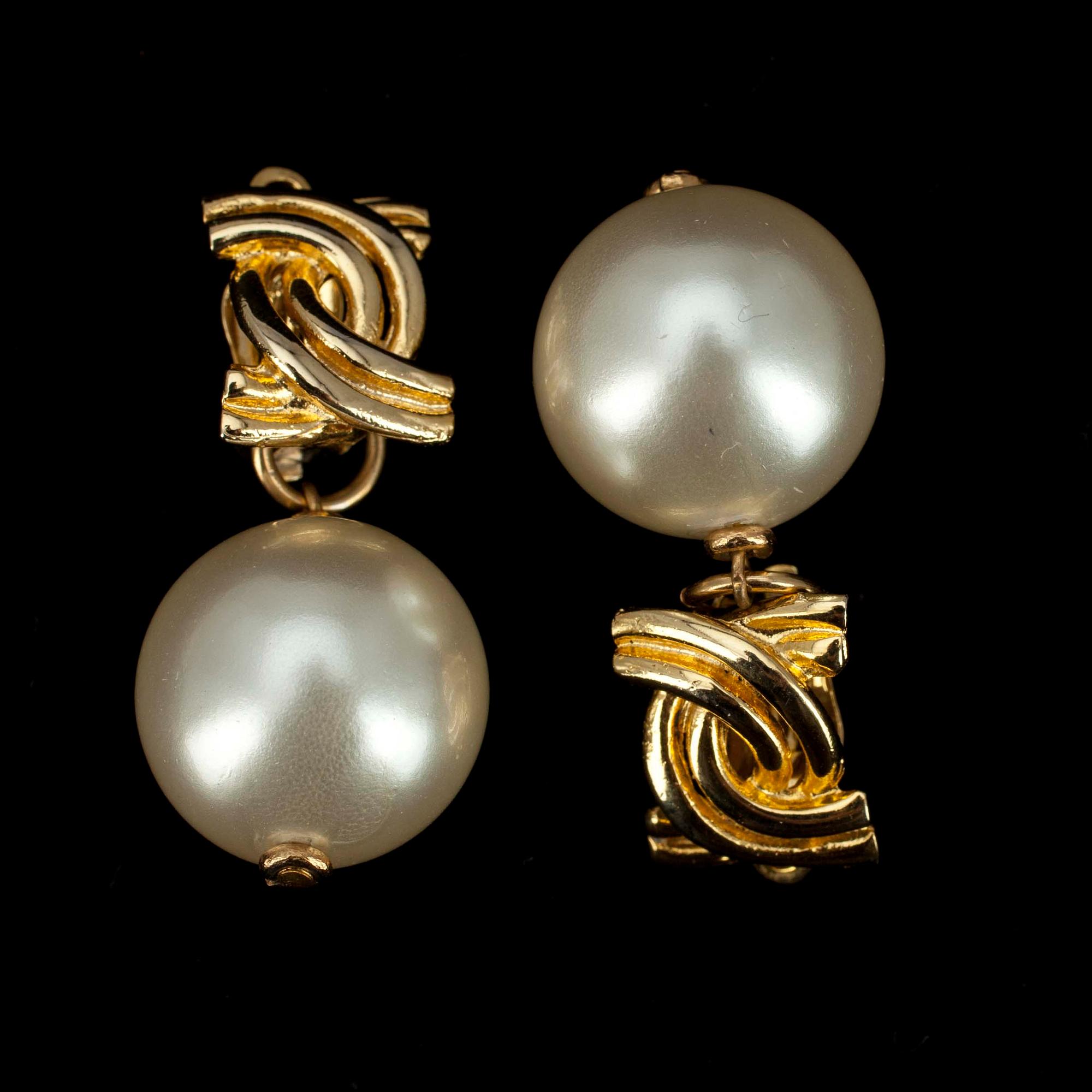 COLLIER MED ÖRHÄNGEN, gulmetall och fashionpärla, Chanel.