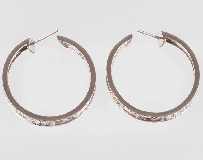 ÖRHÄNGEN, 18K vitguld med briljantslipade diamanter ca 3.41 ct. Vikt 8,8 gram.