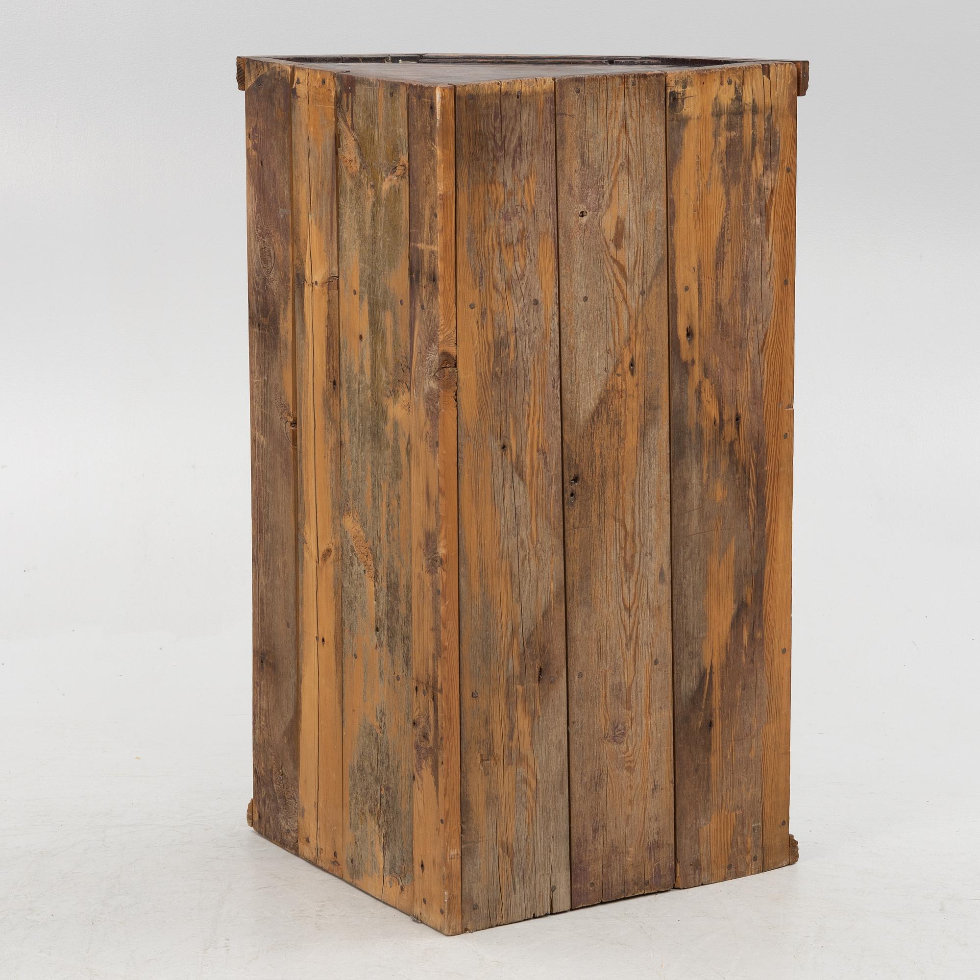 A corner cabinet, Sweden, 18th/19th century.