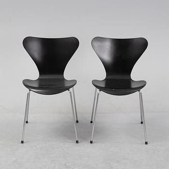 Arne Jacobsen, stolar 12 st, "Sjuan", Fritz Hansen, daterade 2003.