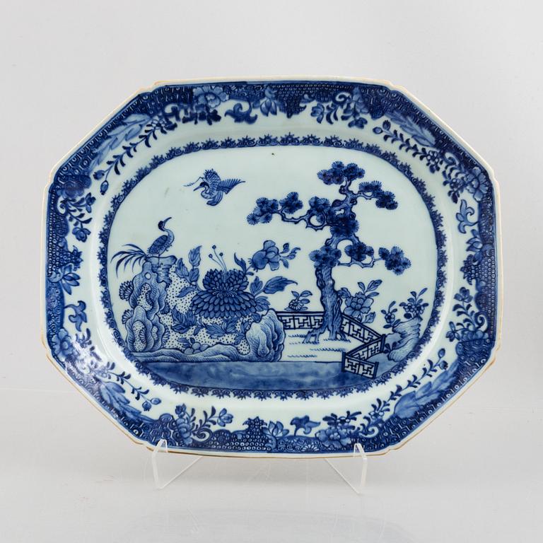 A blue and white export porcelain serving dish, China, Qianlong (1736-95).
