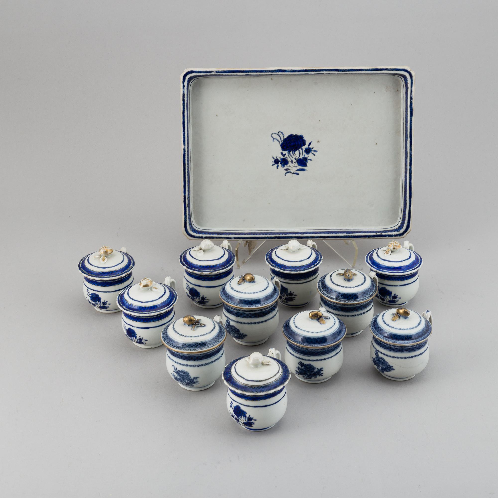 BRICKA med CREMEKOPPAR med LOCK, 11 stycken, kompaniporslin. Qingdynastin, Jiaqing (1796-1820).