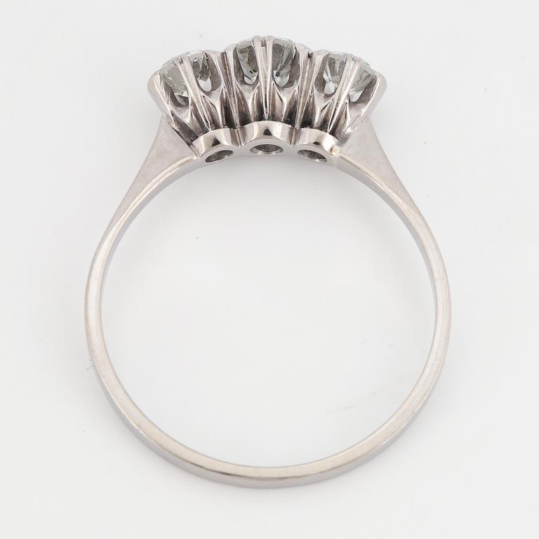 RING, med tre briljantslipade diamanter,