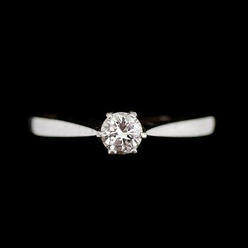 RING, 18 k vitguld, med briljantslipad diamant 0.26 ct.