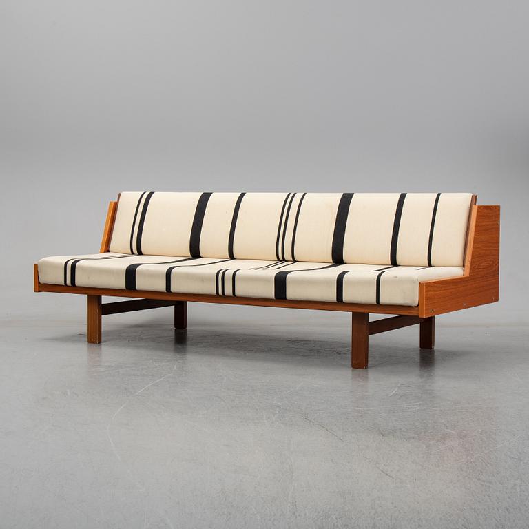 HANS J WEGNER, sofa, 'GE-258', Getama, Denmark. Mid 20th century. -  Bukowskis