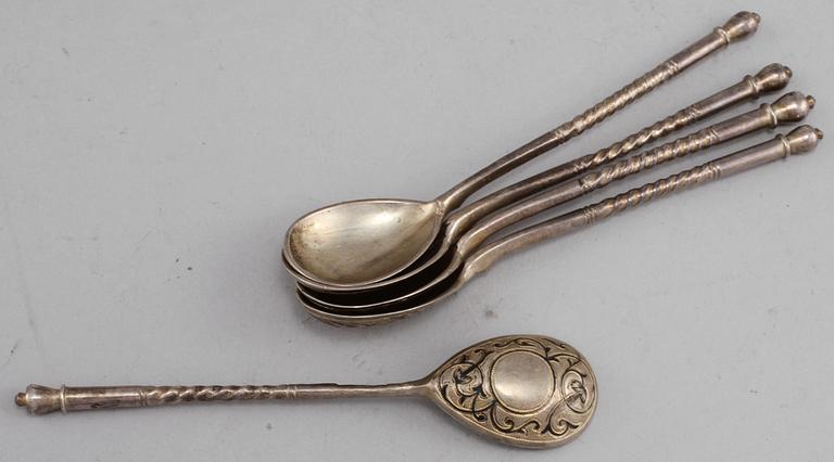 PUNCHMUGGAR, 8 st, TESKEDAR, 5 st, silver, 1800/1900-tal. Vikt 355 g.