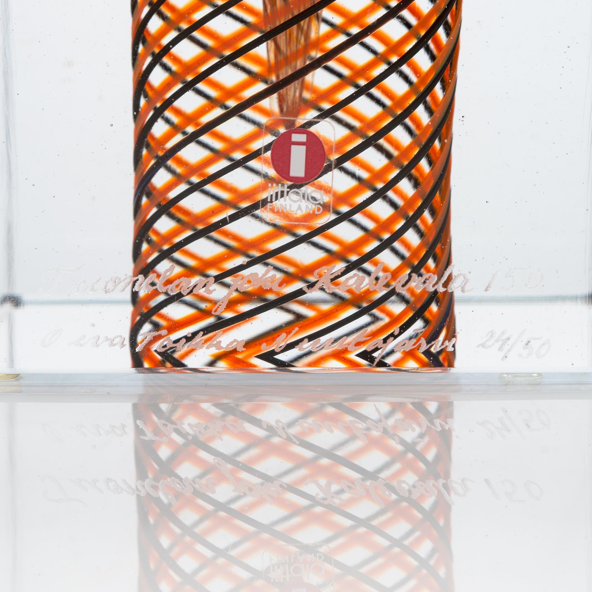 Oiva Toikka, juhlakuutio, signeerattu Tuonelan Joki, Kalevala 150 Oiva Toikka Nuutajärvi 24/50.