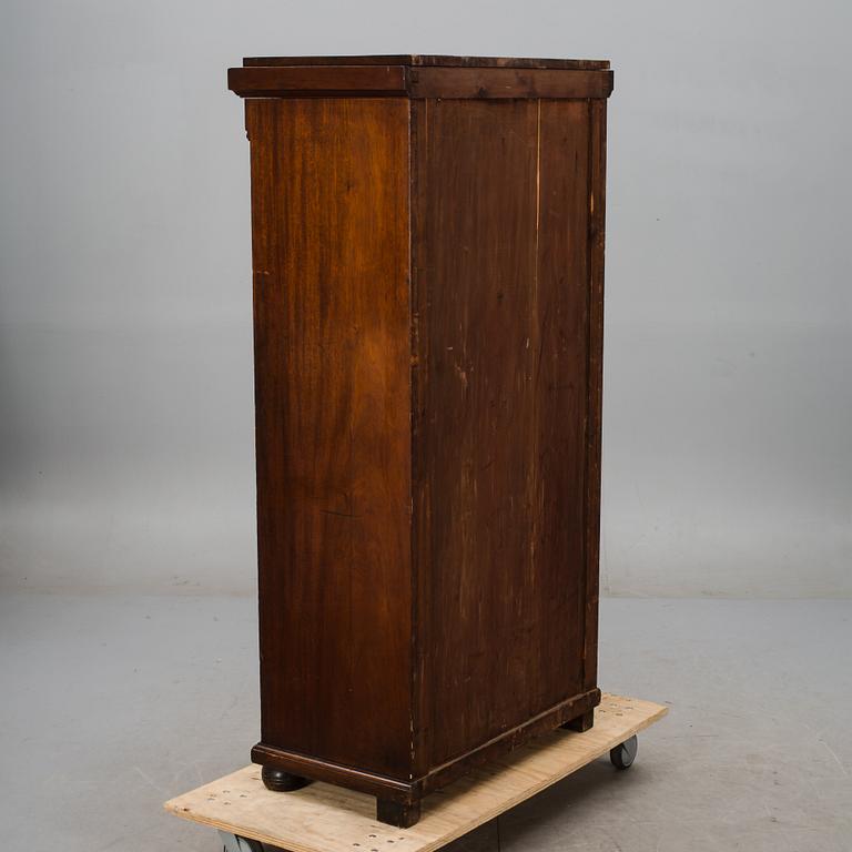 SKÅP, mörkbetsat. 1900-talets mitt.