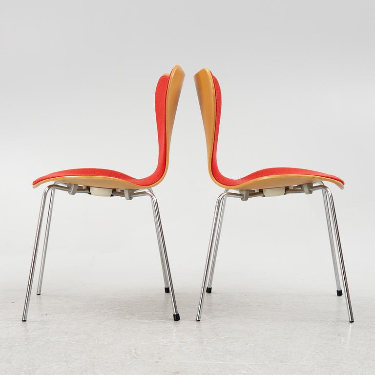 Arne Jacobsen, a pair of chairs, "Sjuan", Fritz Hansen, Denmark, 1980.