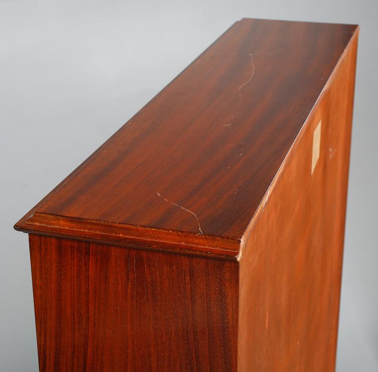 BOKHYLLOR, ett par, 1900-talets första hälft.