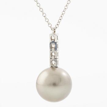 Necklace 18K white gold with cultured Tahitian pearl and brilliant-cut diamonds.