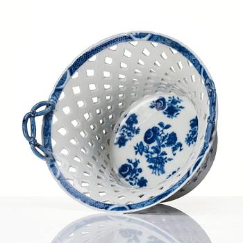 Gallerkorg med fat, kompaniporslin. Kina, Qingdynastin, Qianlong (1736-95).