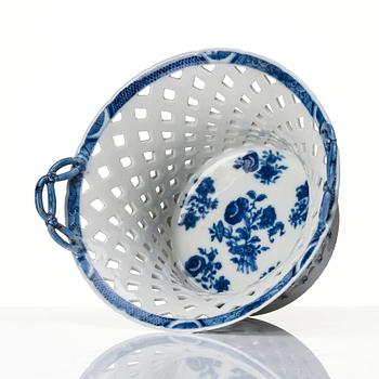 A blue and white Chinese Export chesnut basket with cover, Qing dynastin, Qianlong (1736-95).