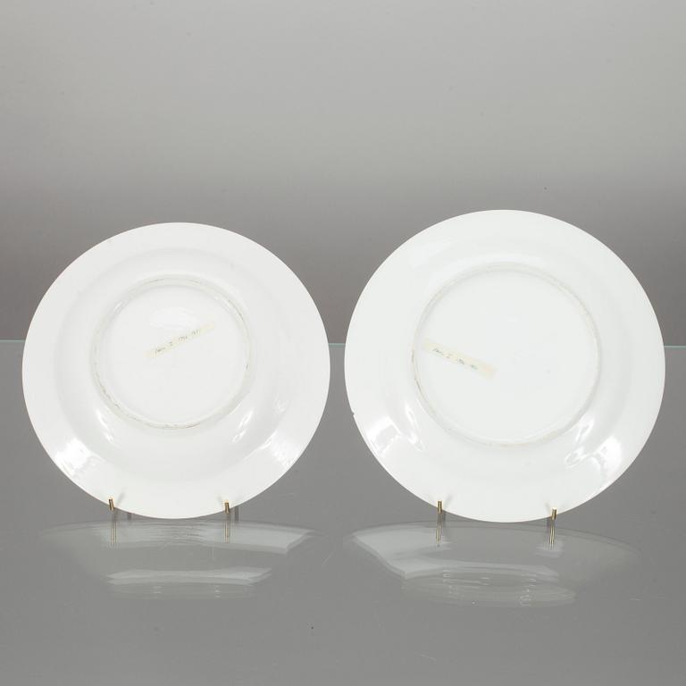 TALLRIKAR, 2 st, porslin, möjligen Ryssland sekelskiftet 1700/1800-tal.