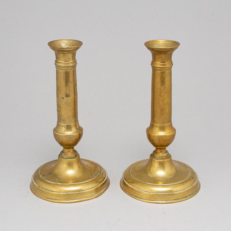 LJUSSTAKAR, ett par, mässing, 1800-tal.