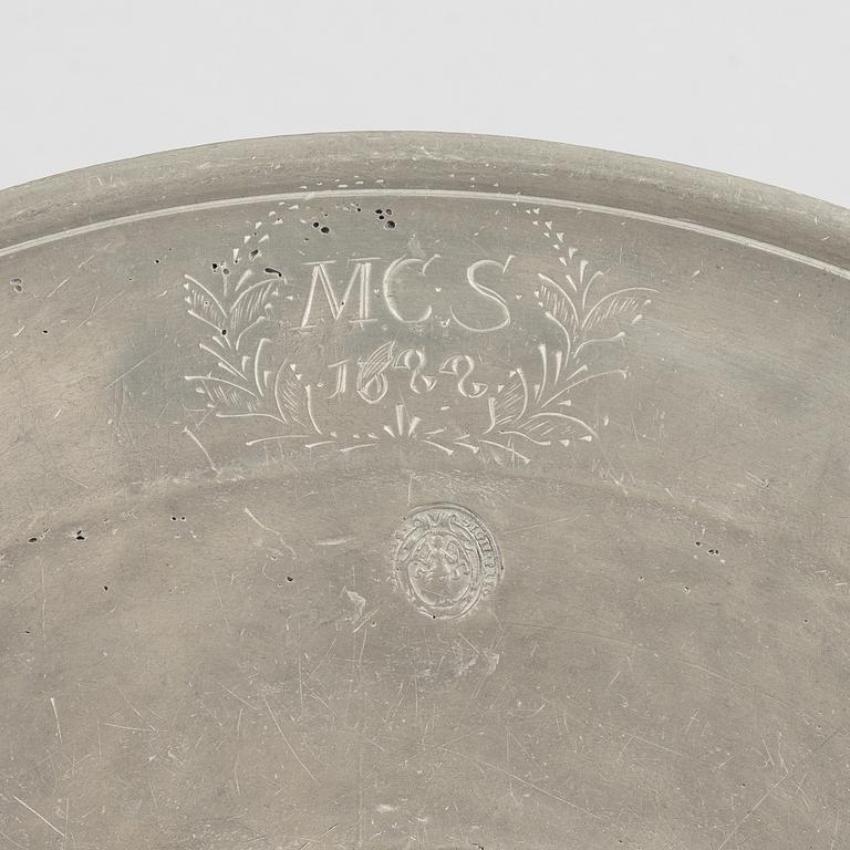 A presumably German baroque pewter charger, early 18th century.