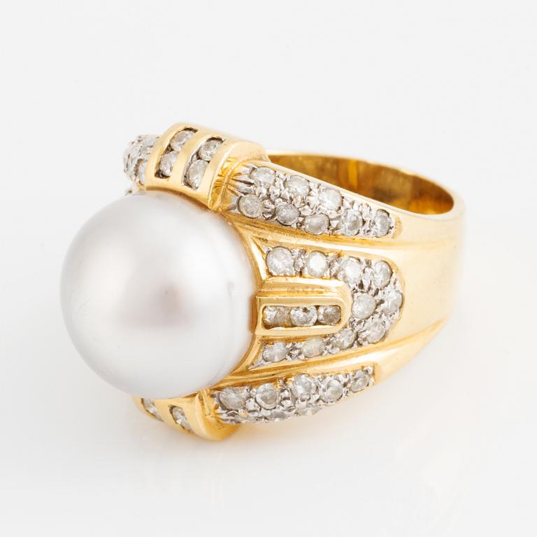Ring med stor odlad pärla och briljantslipade diamanter.