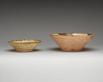 BOWLS, 2 pieces. Diameter 28,5 and 20,5 cm. Samarqand, Transoxiana 10th century.