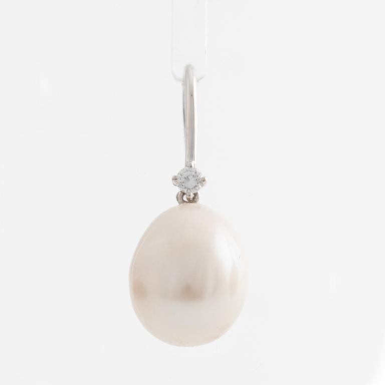 Earrings in white gold with cultured freshwater pearls and brilliant-cut diamonds.