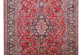 A Kashan carpet, c. 341 x 247 cm.