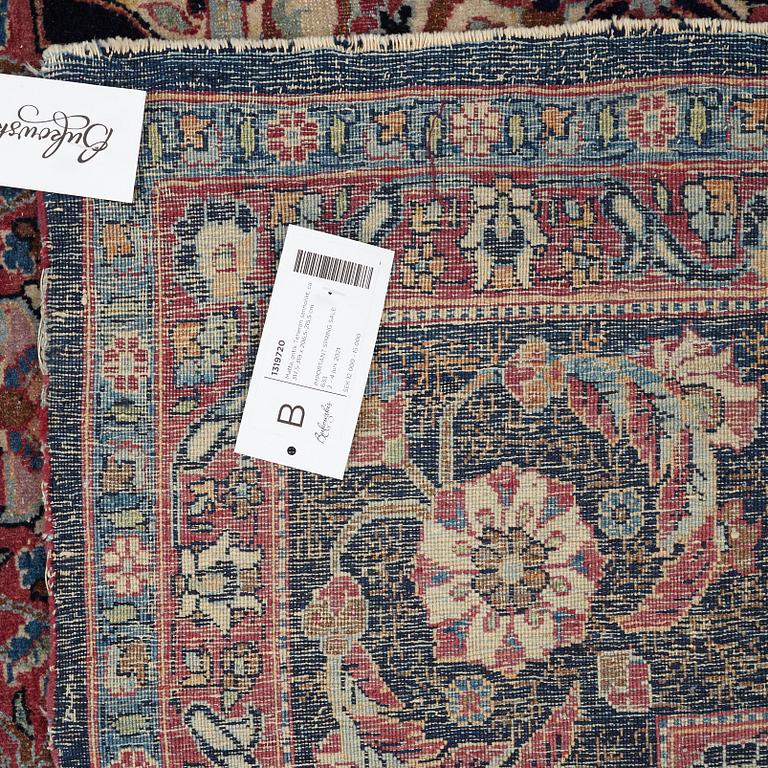 Matto, an antique Teheran probably, ca 317,5-319 x 206,5-215,5 cm.