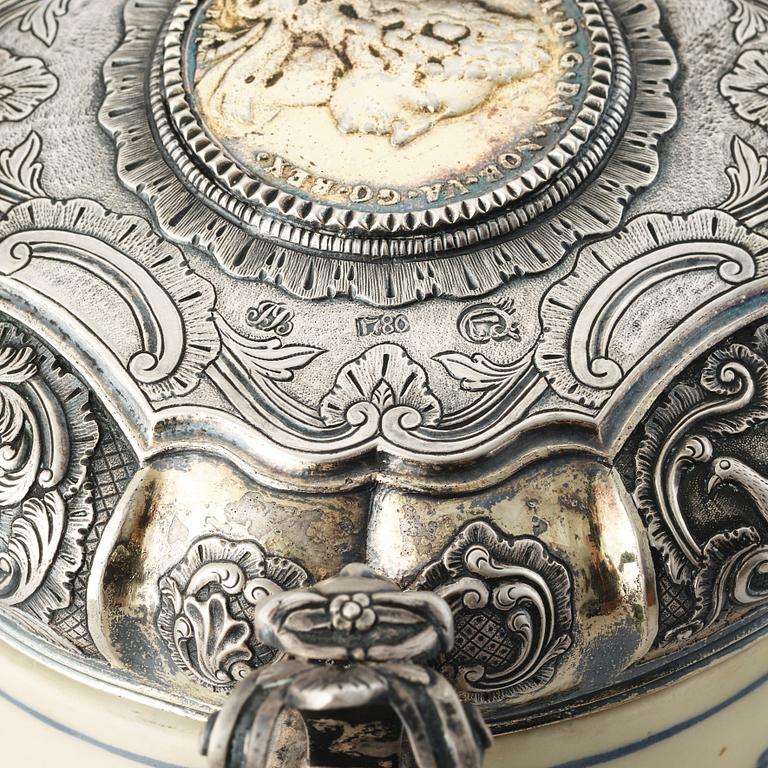 A Norwegin tankard with silver lid by Jens Jacob Bechmann, Skien 1780, porcelain Royal Copenhagen.