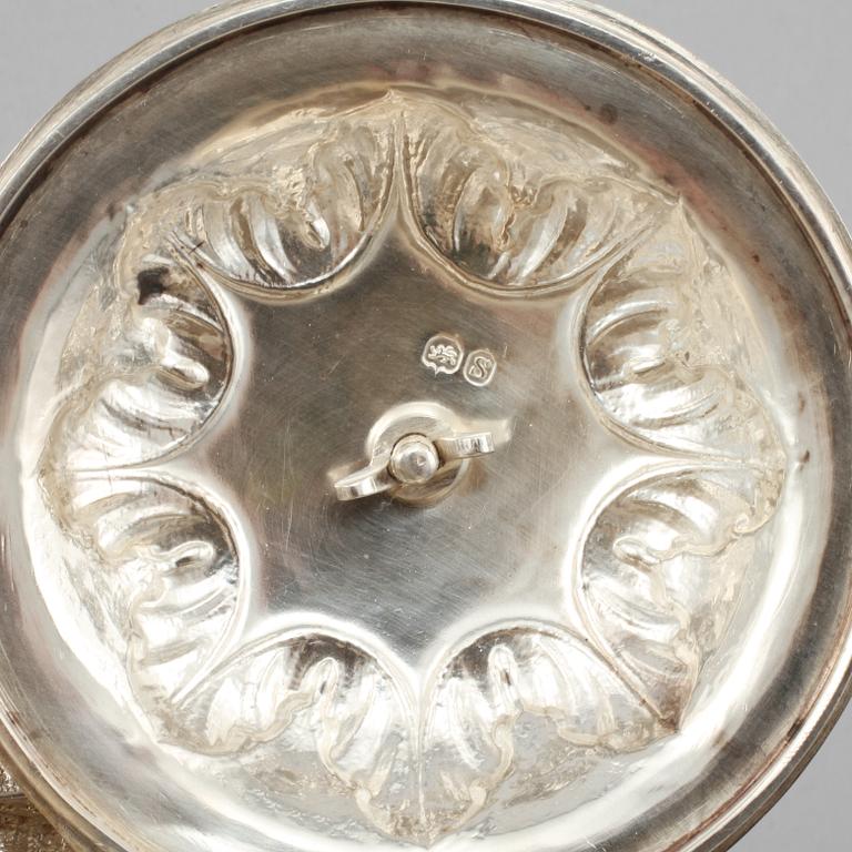 TEKANNA, silver, Robert Henell, London, England, 1833, vikt 835 gram.