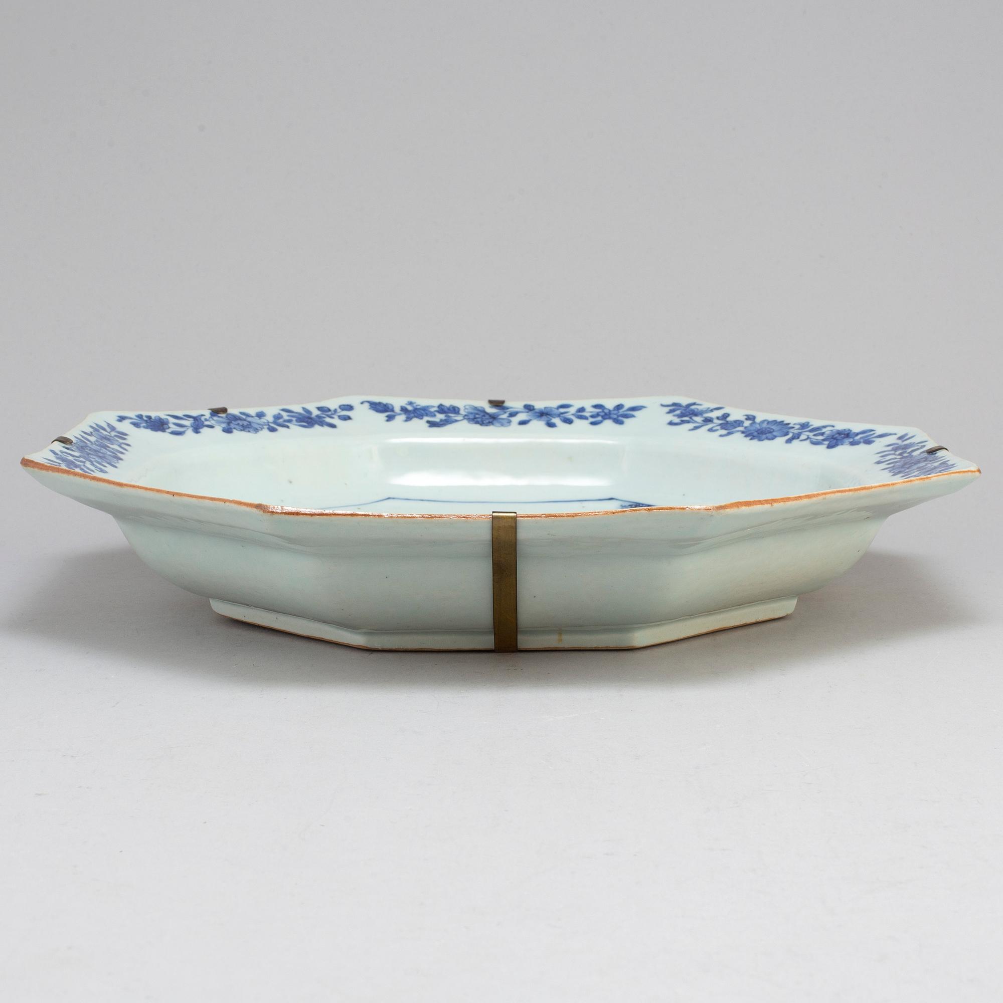 An octangular blue and white 'European Subject' serving dish, Qing dynasty, Qianlong (1736-95).