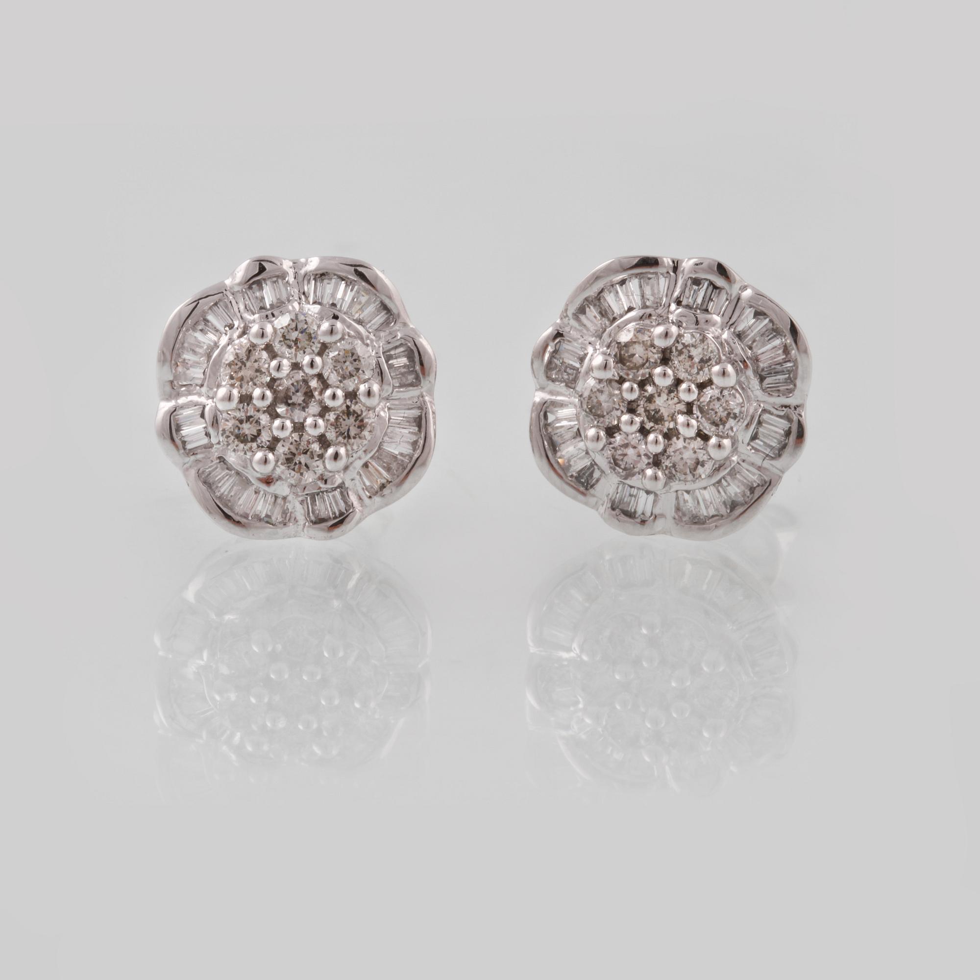 ÖRHÄNGEN, 18K vitguld med briljant och baguetteslipade diamanter ca 0.67 ct. Vikt 3,1 gram.