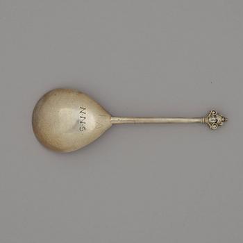 Sked med dubbel kerubknopp, förgyllt silver, dubbelslaget bomärke, möjligen Hans Olofsson, Stockholm -1544-1581-.