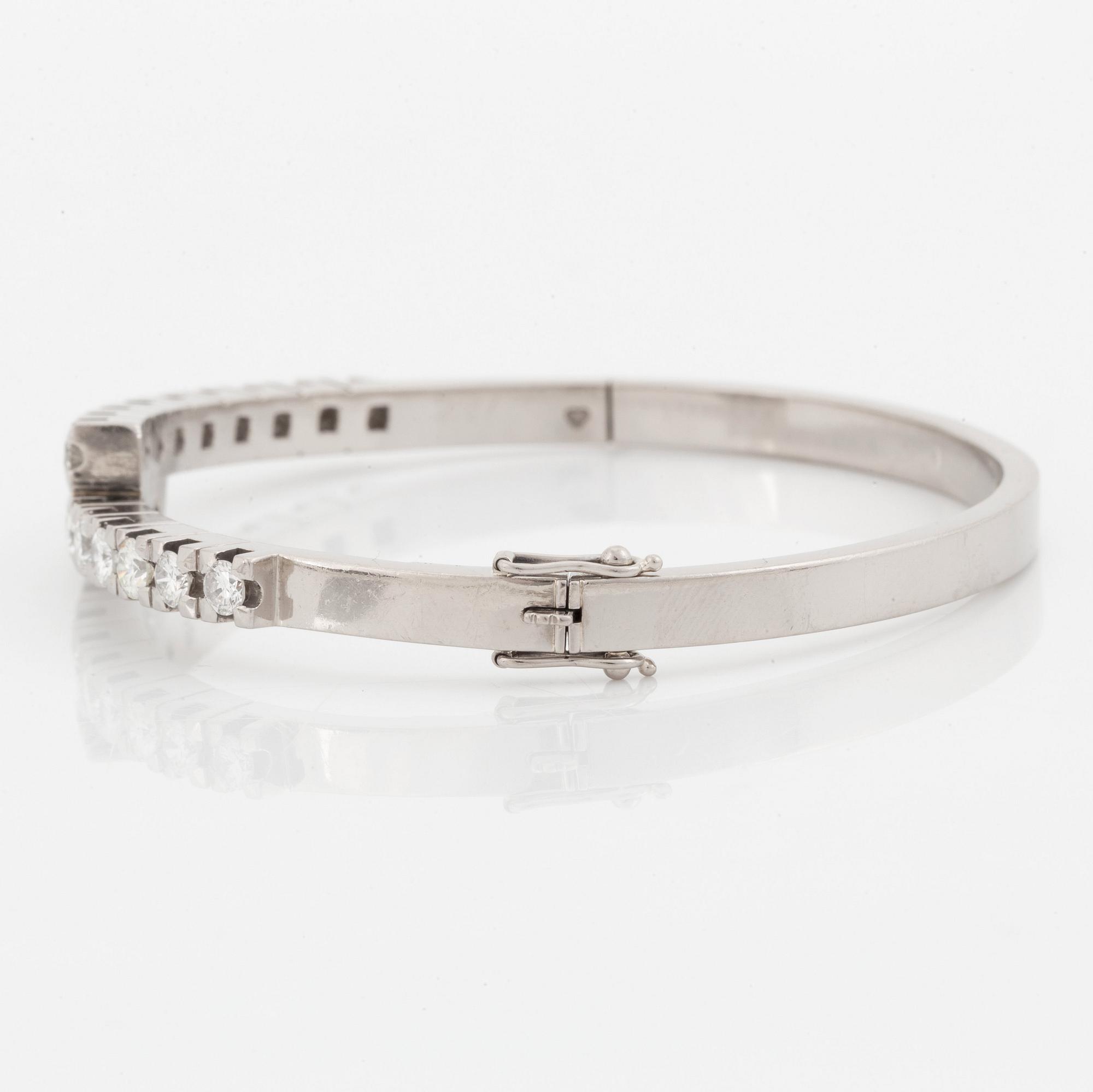 Armband 18K vitguld med runda briljantslipade diamanter.