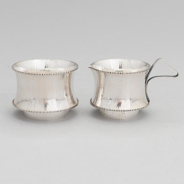 LJUSSTAKE, SOCKERSKÅL och GRÄDDSNÄCKA, silver, Pirkan-Kulta oy, Tammerfors 1964 och 1966.