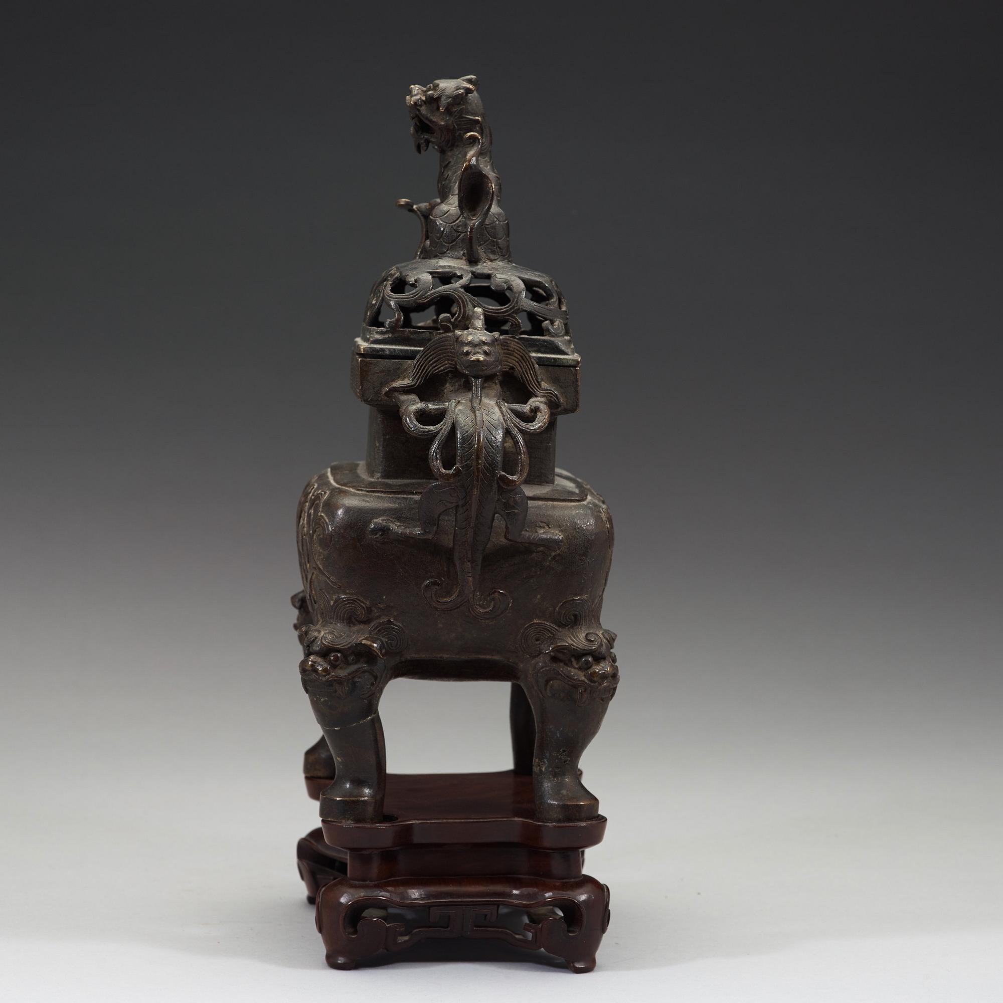 RÖKELSEKAR med LOCK, brons. Kina,  Qingdynastin, 1600/1700-tal, på träställ.