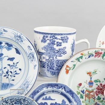 Parti, porslin, Kina, Qingdynastin,  Kangxi (1662-1722), samt Qianlong (1736-95). 13 delar.