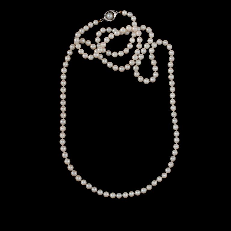 COLLIER, odlade pärlor med lås i sterling silver, utländsk stämpel JKa.