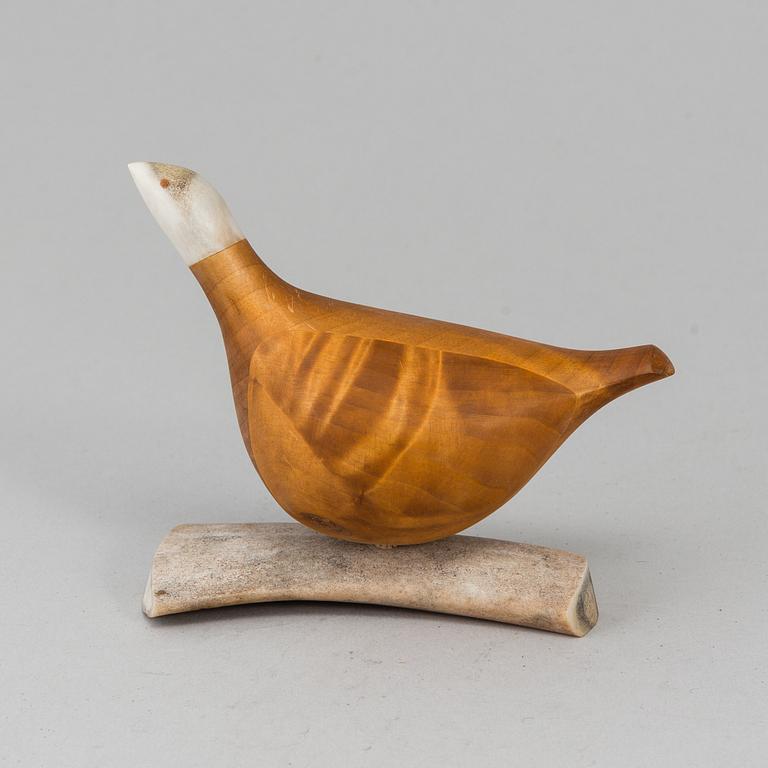 LARS LEVI SUNNA, a birch figurine of a grouse, signed LLSunna.