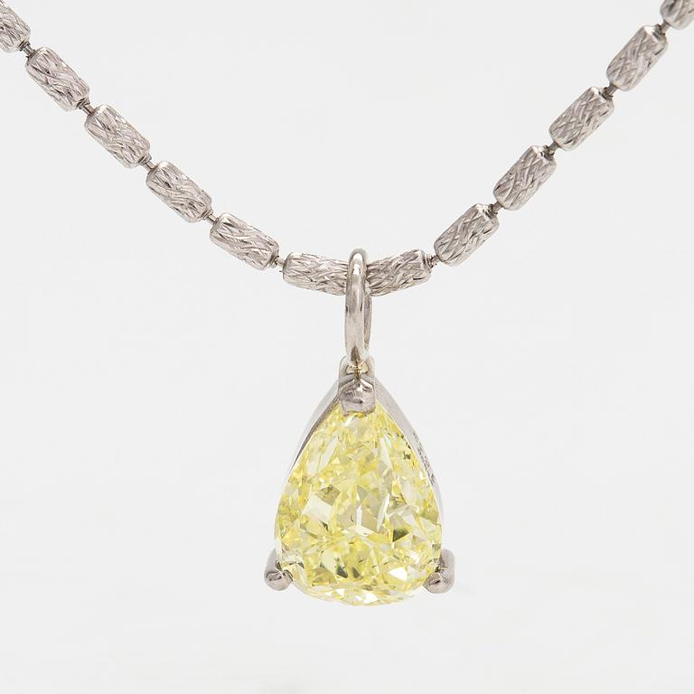 A platinum pendant, pear-cut diamond approx. 1.00 ct, with an 18K white gold chain.