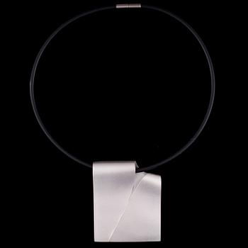 HALSSMYCKE, "Bold", sterlingsilver, silikonband. Pekka Hirvonen Lapponia 2010.