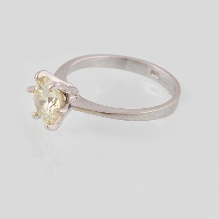 RING, vitguld med briljantslipad diamant ca 1.50 ct. Vikt 2,4 gram.