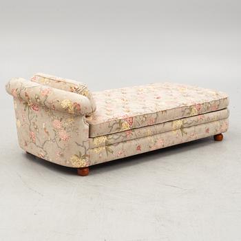 Josef Frank, a model 775 couch/daybed, Svenskt Tenn, 2021.