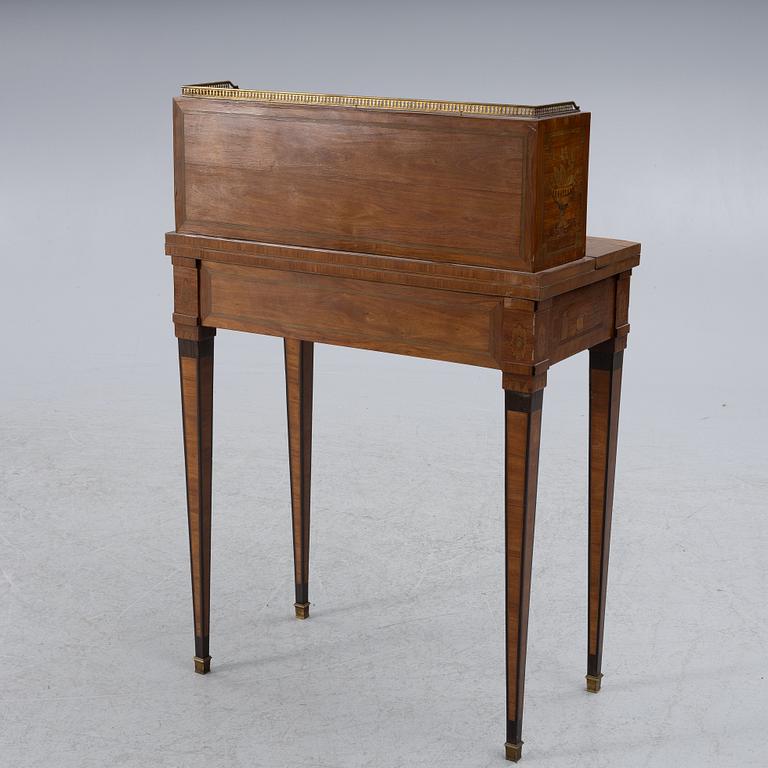 Skrivbord med uppsats, gustaviansk stil, 1900-talets början.