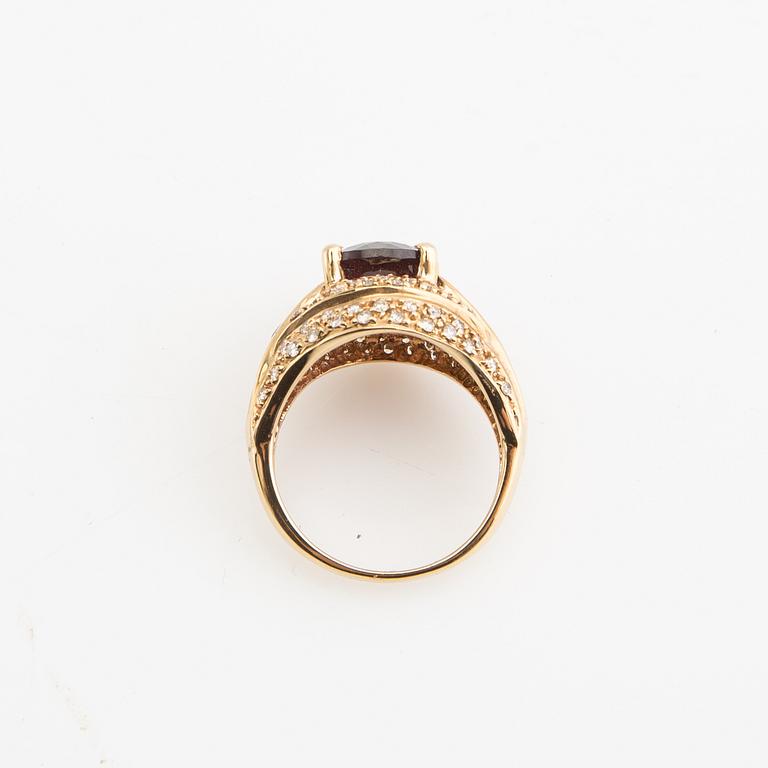 Ring, 18K gold with garnet, lavender-coloured iolites and brilliant-cut diamonds.
