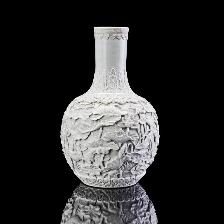 VAS, porslin, Kina, 1900-talets första hälft.