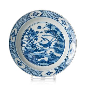 1085. A blue and white dish, Ming dynasty (1368-1644).