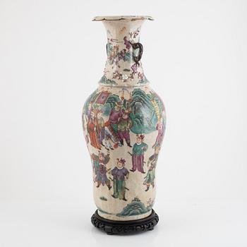 A porcelain floor vase, China, presumably late Qing dynasty/early 20th century.