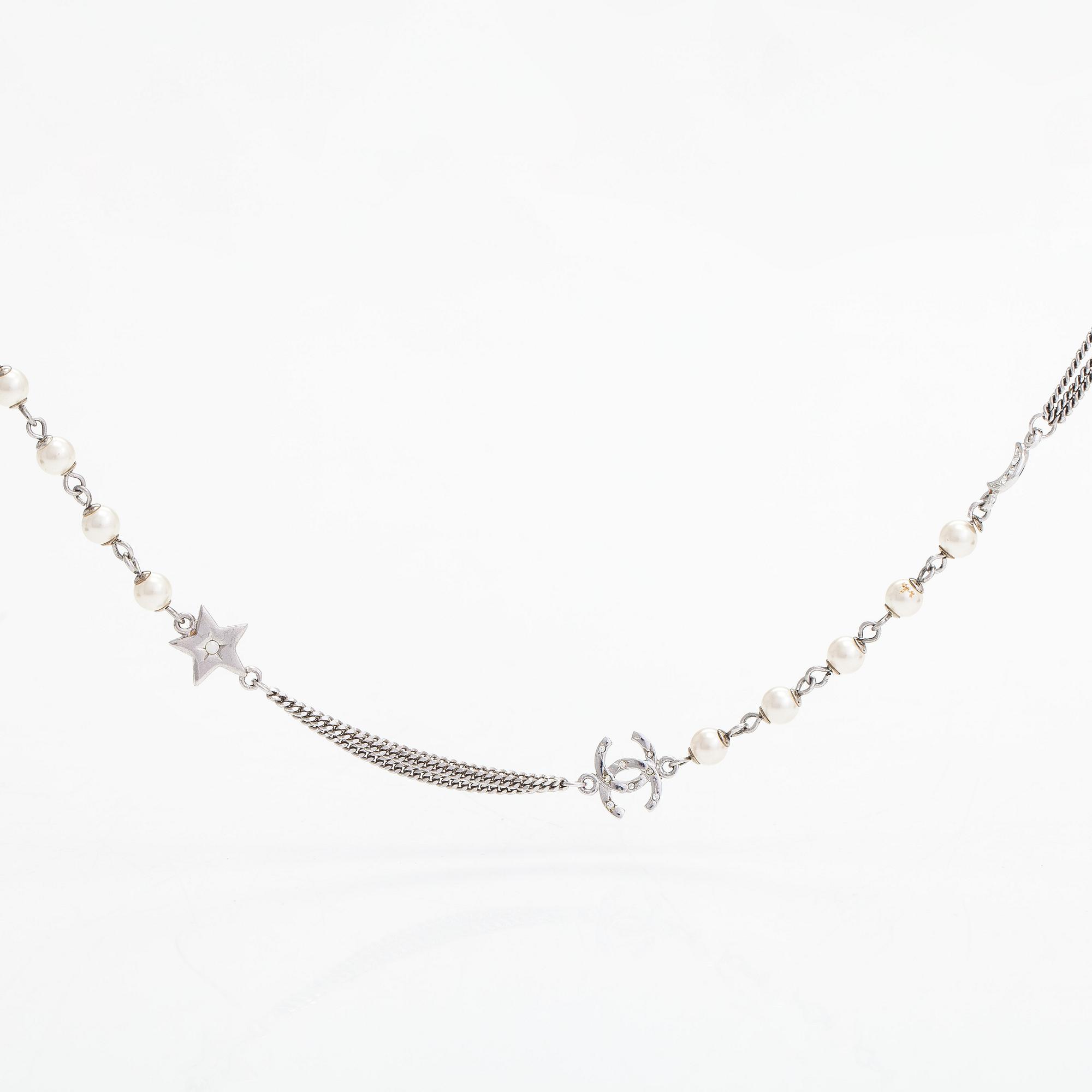 Chanel, halsband, silverfärgad metall, strass, emalj och fashionpärlor.