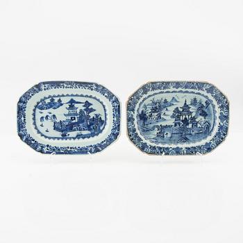 Serveringsfat, två stycken, porslin, Kina, Qingdynastin, Qianlong (1736-95).